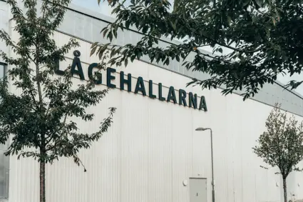 Foto: Lågehallarnas skyllt på fasaden