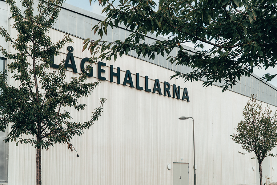 Foto: Lågehallarnas skyllt på fasaden