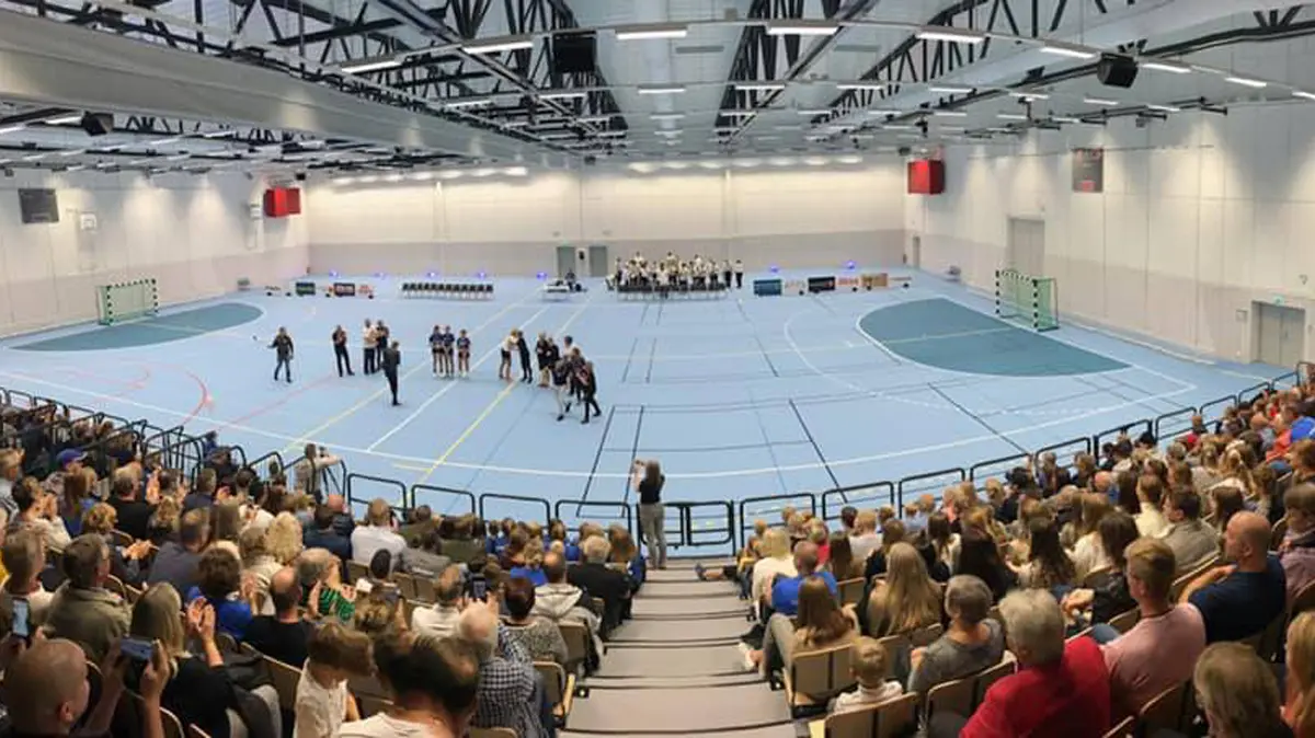 Foto: Fullsatt på Lågehallarna, matchspel och stor publik på läktarna