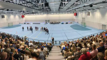 Foto: Fullsatt på Lågehallarna, matchspel och stor publik på läktarna