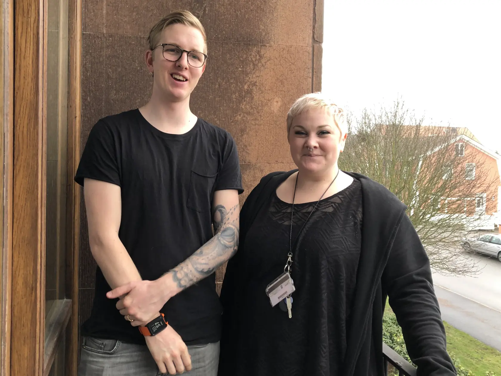 Blond kvinna och ung man balkong björk