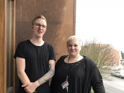 Ung man glasögon blond ung kvinna