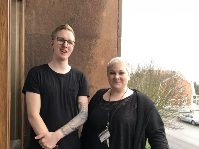 Ung man glasögon blond ung kvinna