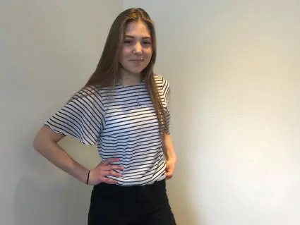 Ung flicka med långt hår och randig tröja