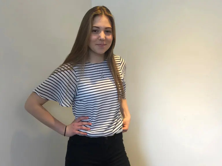 Ung flicka med långt hår och randig tröja