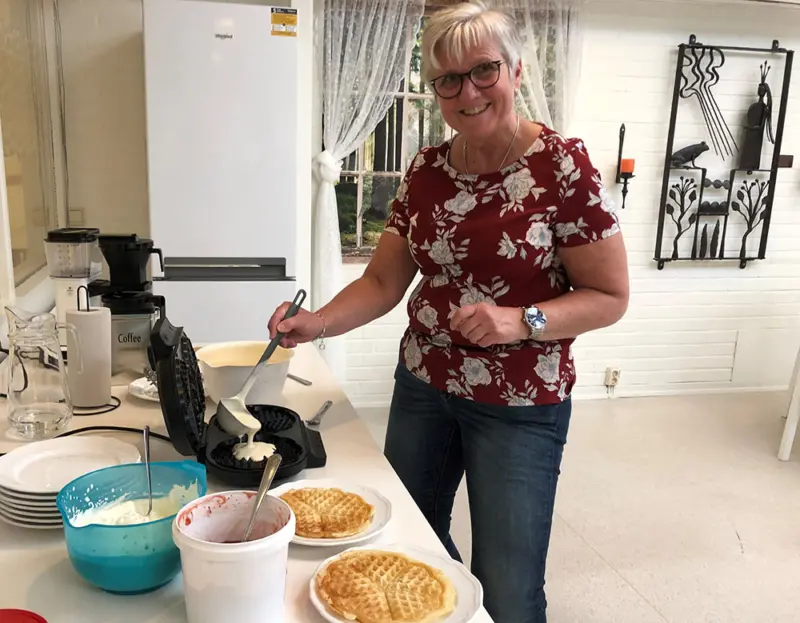 Trygghetsvärdinnan Marlene Ohlsson gräddar våfflor