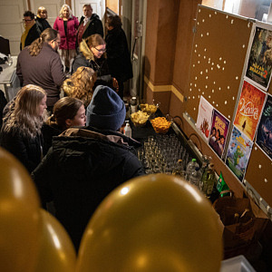 Mingel i Metropols foajé innan prisutdelningen ska börja