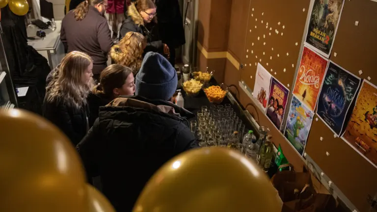 Människor som pratar och minglar i foajén till en biograf