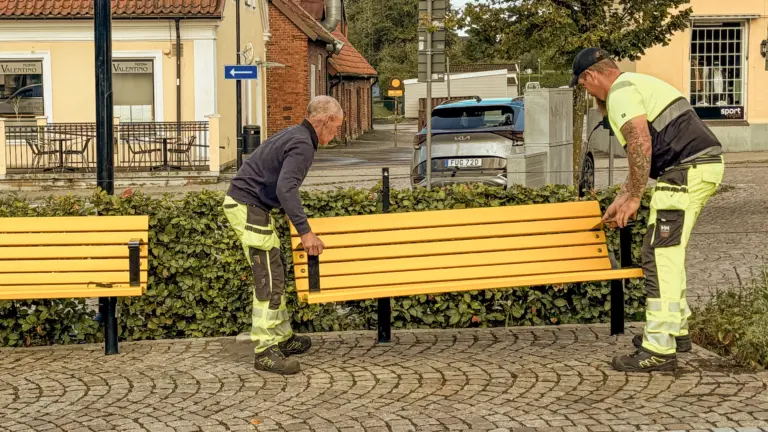 Montering av de gula vänskapsbänkarna