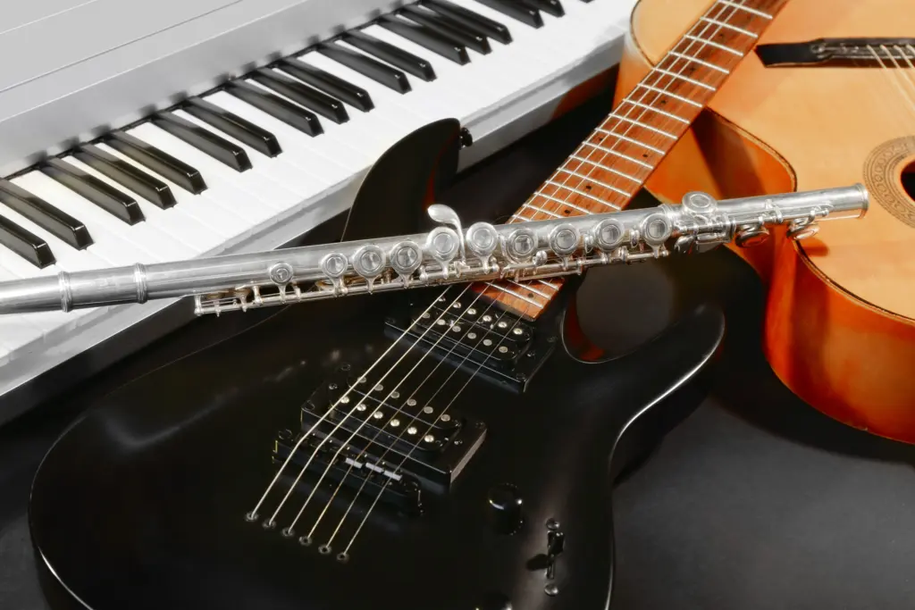 En närbild på piano, flöjt och gitarr