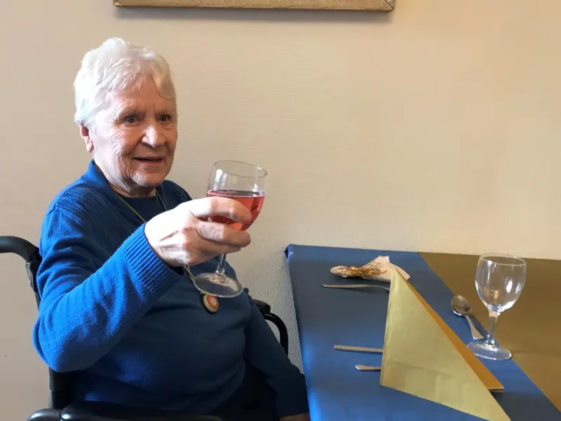 Tertuu Blomdahl (bild nr 1) och Gunny Persson (bild nummer 2) var förväntansfulla inför middagen.