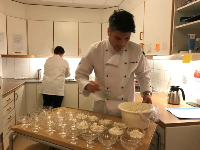 Enrique Urra som är måltidsutvecklare hade komponerat måltiden och var själv på plats (bild nummer två).