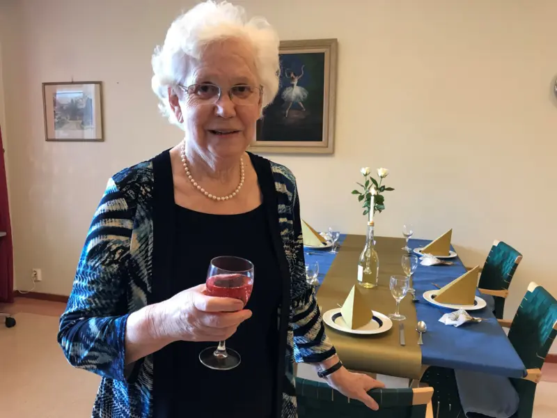 Tertuu Blomdahl (bild nr 1) och Gunny Persson (bild nummer 2) var förväntansfulla inför middagen.