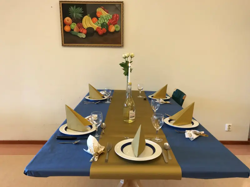 Det dukades med gulddukar och guldservetter, blommor och ljusstakar