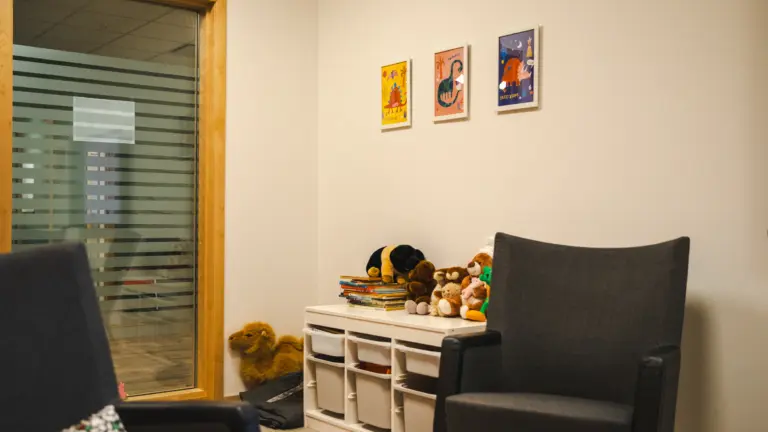 I rummet för familjebehandling finns också en yta för lek