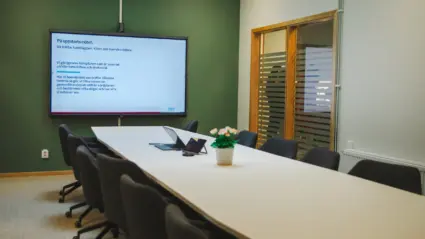 Ett konferensrum i skön grön nyans