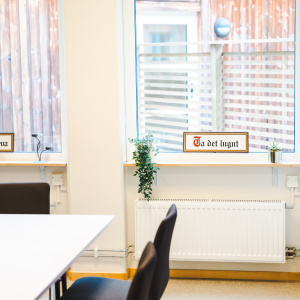 Ett ljust rum där 12-stegsbehandling bedrivs