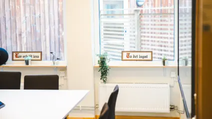 Ett ljust rum där 12-stegsbehandling bedrivs