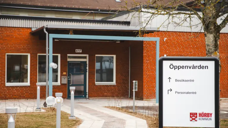 Öppenvårdens entré på Råbyvägen 41 i Hörby 