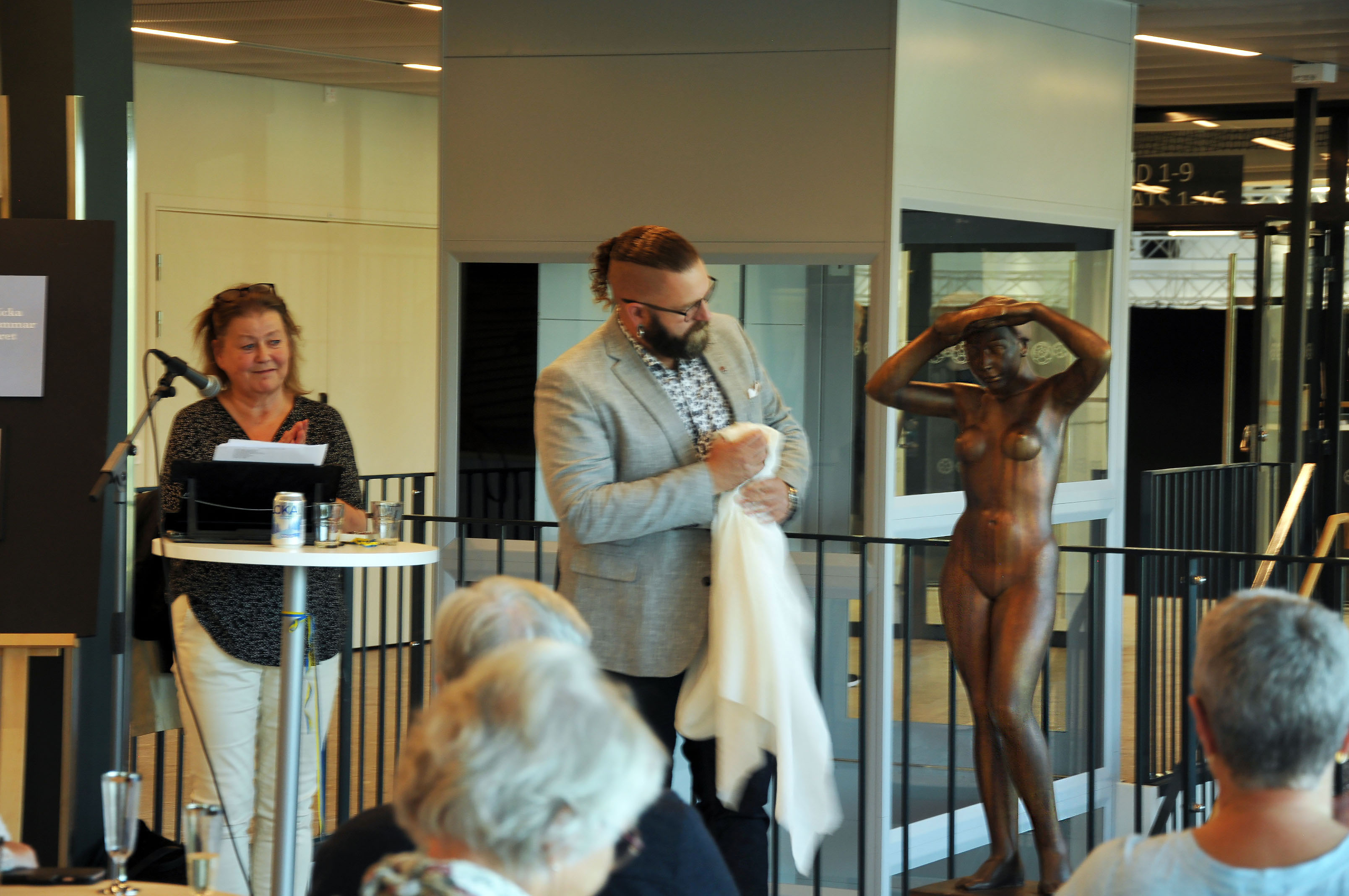 Invigning bronsstaty