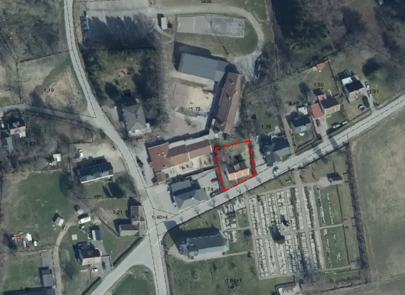 Ett ortofoto över Killhult. I bilden är planområdet för aktuell detaljplan markerat med röd streckad linje. I bilden syns närliggande fastigheter, däribland befintlig skolverksamhet i Killhult. 