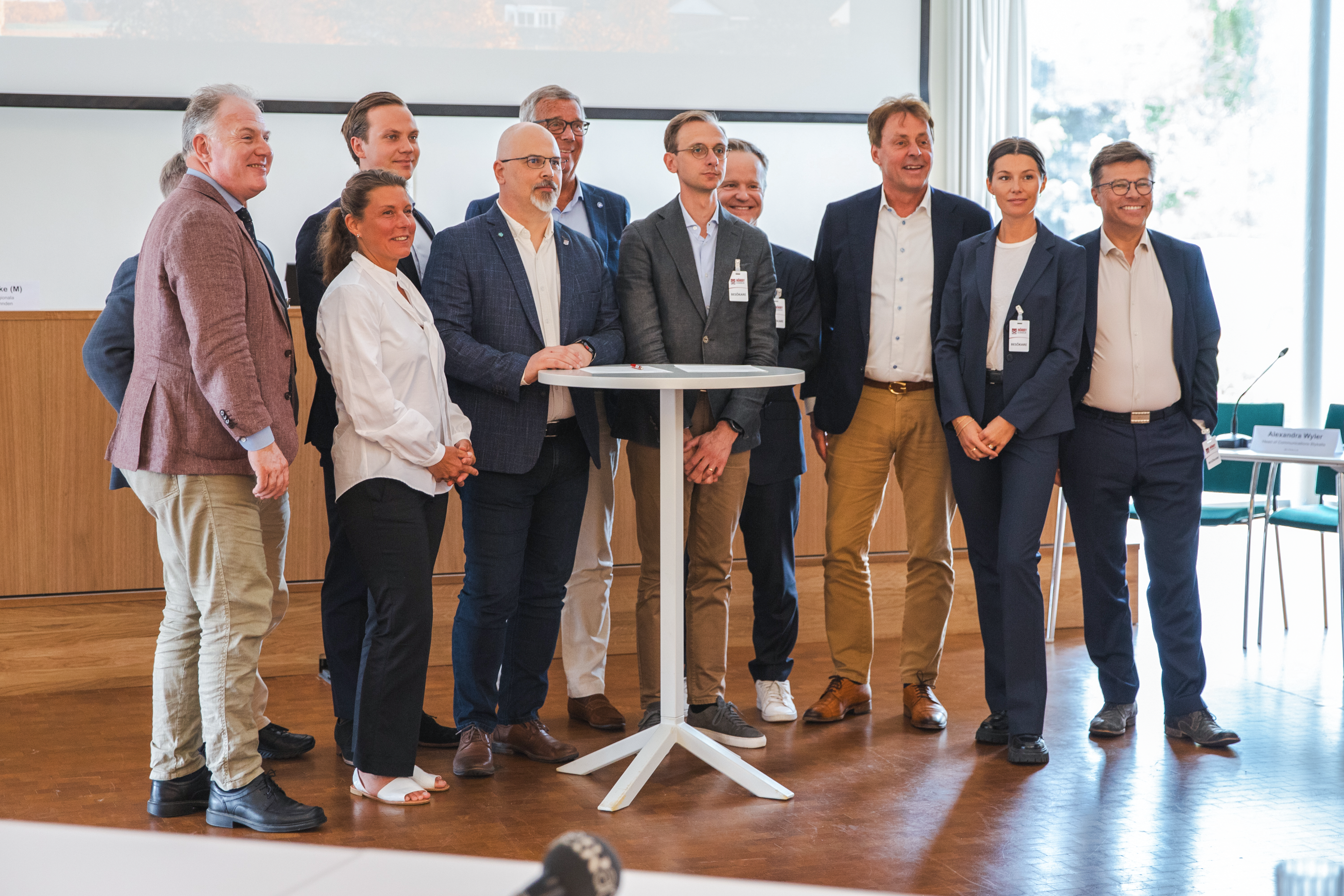 En grupp människor står ihop och tittar in i en kamera.