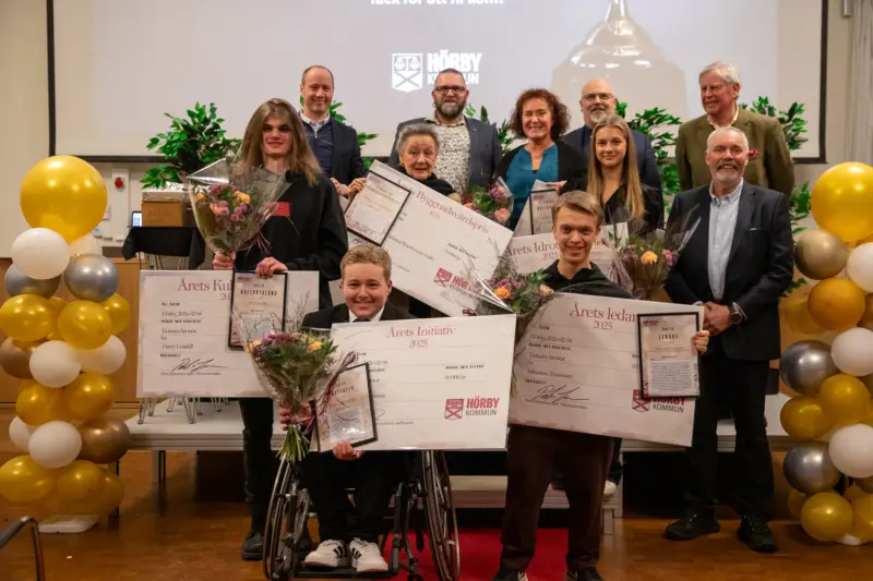 Sex av de sju vinnarna tillsammans. Fr&aring;n v&auml;nster: &Aring;rets kulturtalang Harry Lundell,&nbsp; f&ouml;retr&auml;dare (pappa) f&ouml;r &Aring;rets idrottare Olivia L&ouml;fqvist, &Aring;rets Initiativ Melwin St&aring;lhammar, &Aring;rets Byggnadsv&aring;rdspris Christina Wachtmeister Feith, &Aring;rets kulturpris Ingrid &Aring;kesson, &Aring;rets ledare Sebastian T&uuml;nnissen, &Aring;rets idrottstalang Elin Bengtsson och &Aring;rets byggnadsv&aring;rdspris Pieter Feith. H&auml;r tillsammans med Peter Johansson, ordf&ouml;rande tillv&auml;xtn&auml;mnden, Anders Hansson, kommunstyrelsens ordf&ouml;rande och Kaj von Appen-Engstr&ouml;m, ordf&ouml;rande f&ouml;r bygg- och milj&ouml;n&auml;mnden.