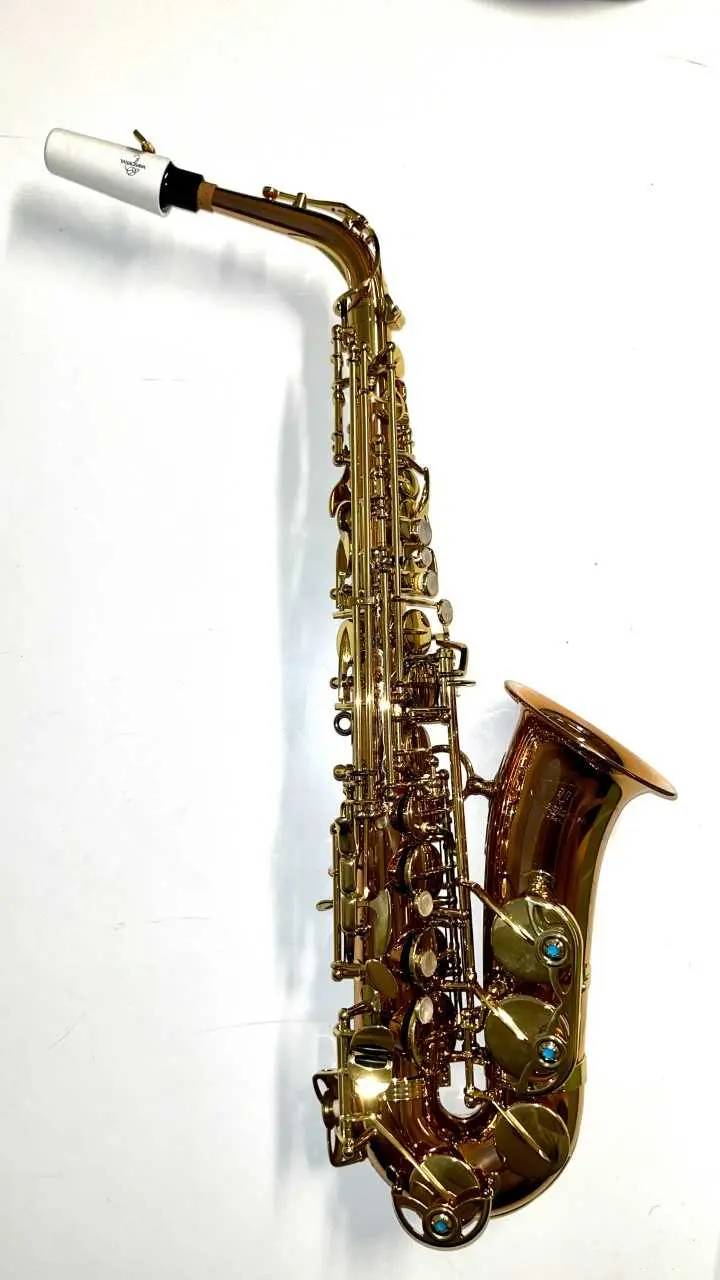 Saxofon mot vit bakgrund