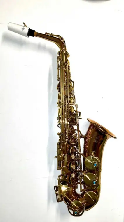 Saxofon mot vit bakgrund