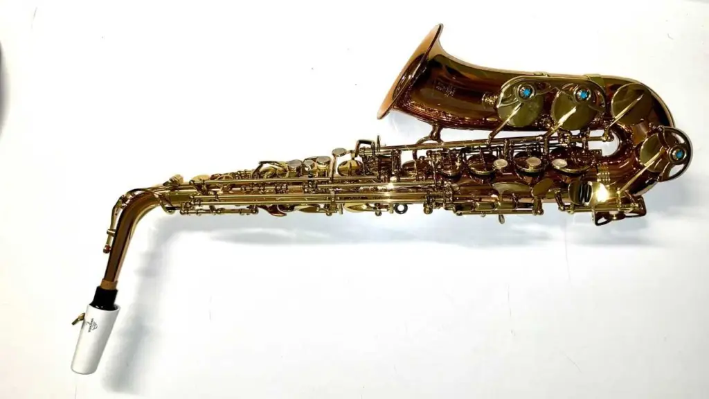 Saxofon mot vit bakgrund