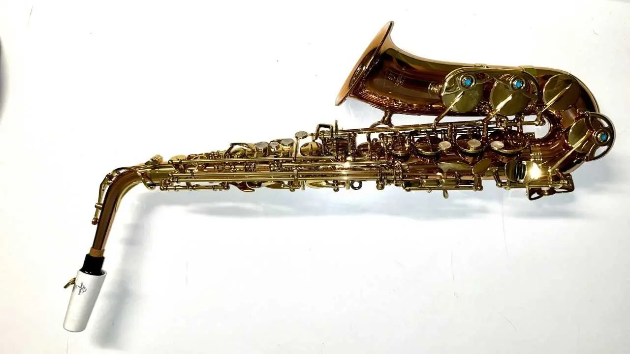 Saxofon mot vit bakgrund