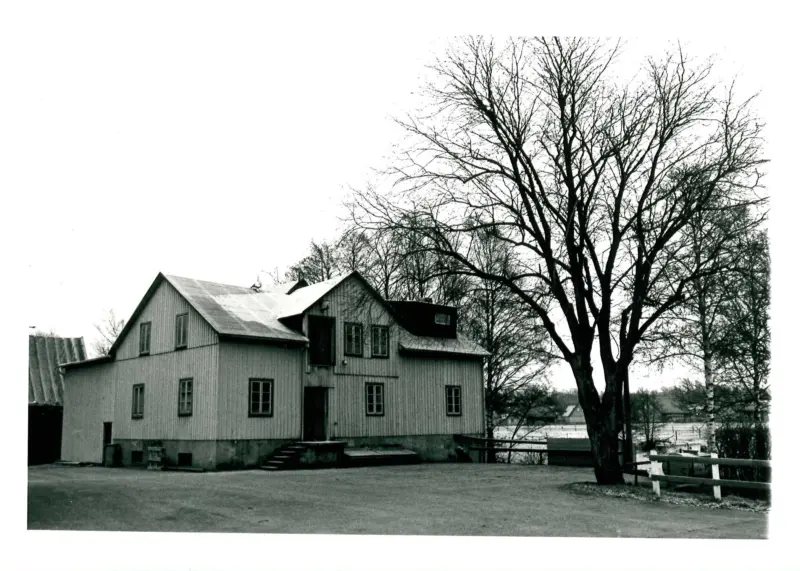 En serie bilder på kvarnen gavs bort av siste möllaren Ingvar Persson. Fotograf okänd. Källa: Hörby museum