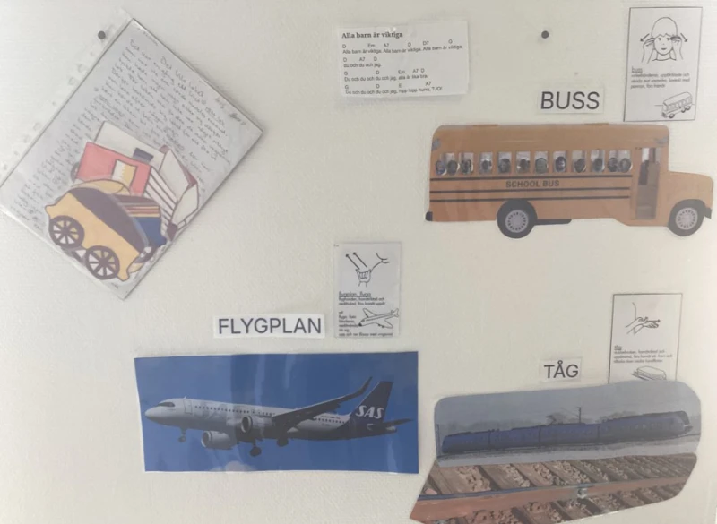 P&aring; en v&auml;gg h&auml;nger ritade illustrationer av fordon