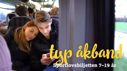 Sportlovsbiljetten - foto på två ungdomar som tittar på en mobil och åker pågatåg