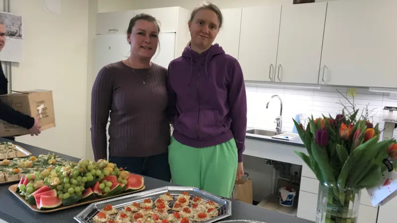 Stödassistent Jessica Olsson till vänster tillsammans med en deltagare