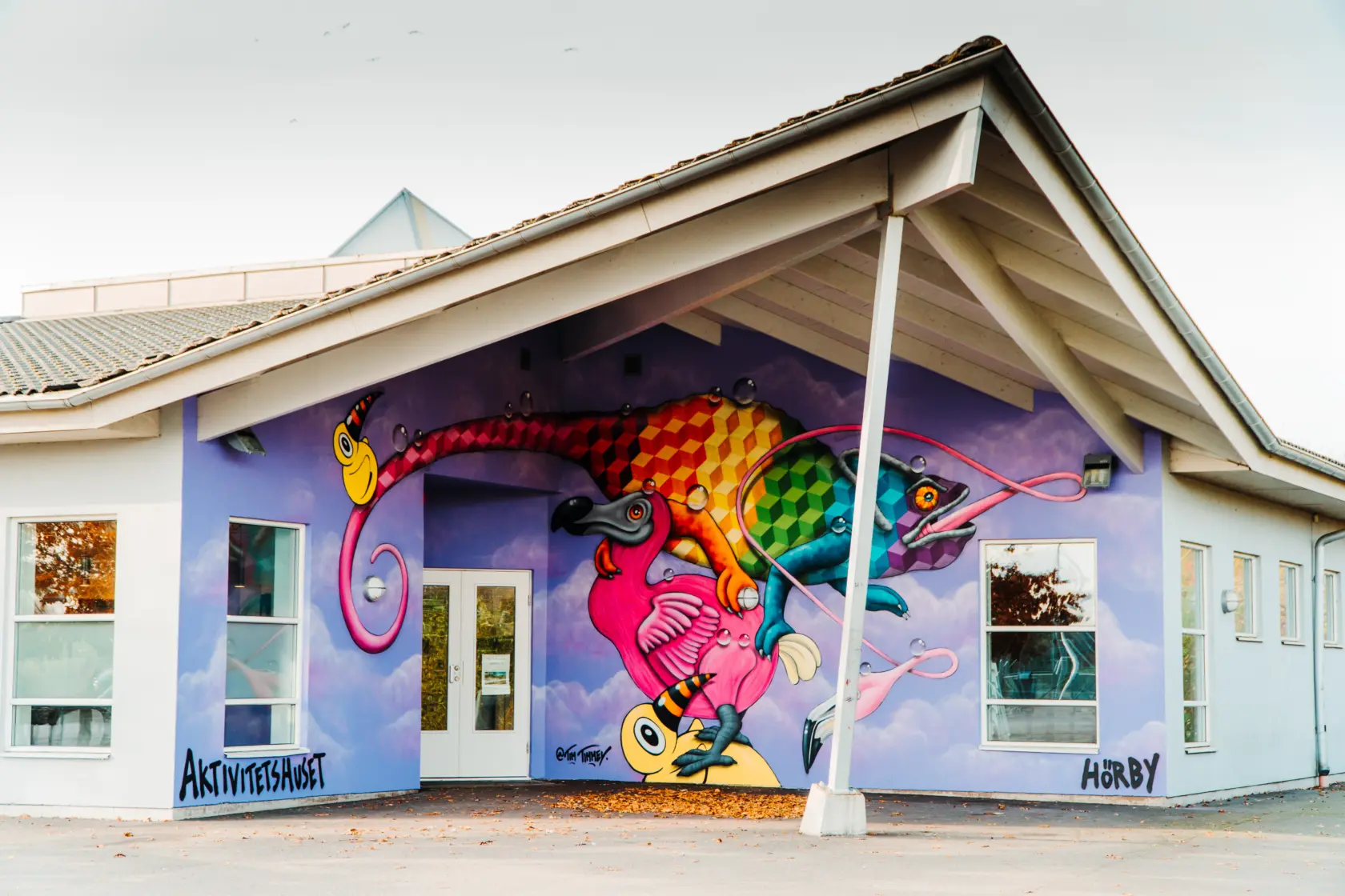 Foto: Graffitimålning på Aktivitetshusets fasad som föreställer olika fantasi djur