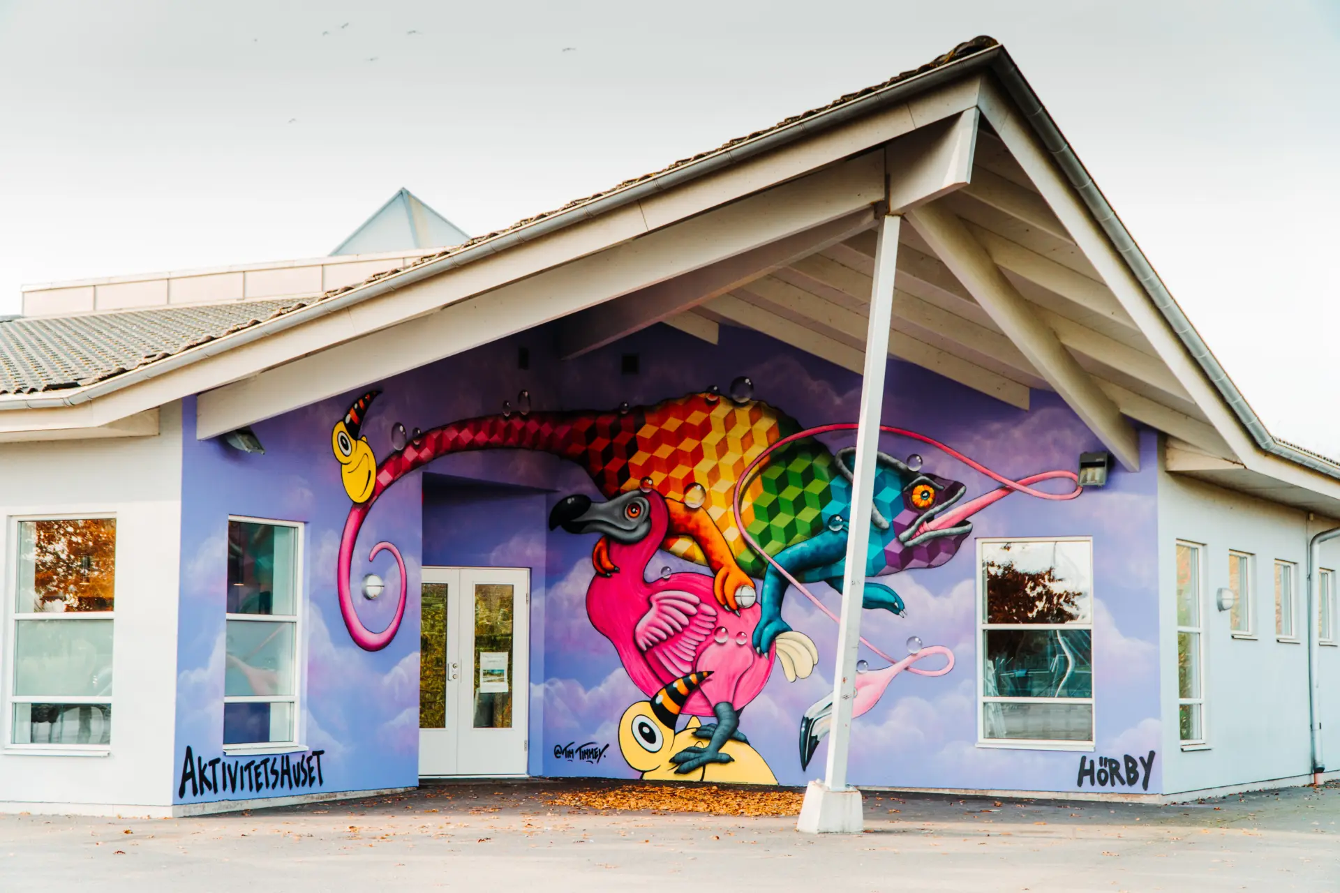 Foto: Graffitimålning på Aktivitetshusets fasad som föreställer olika fantasi djur