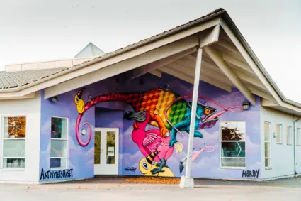 Foto: Graffitimålning på Aktivitetshusets fasad som föreställer olika fantasi djur