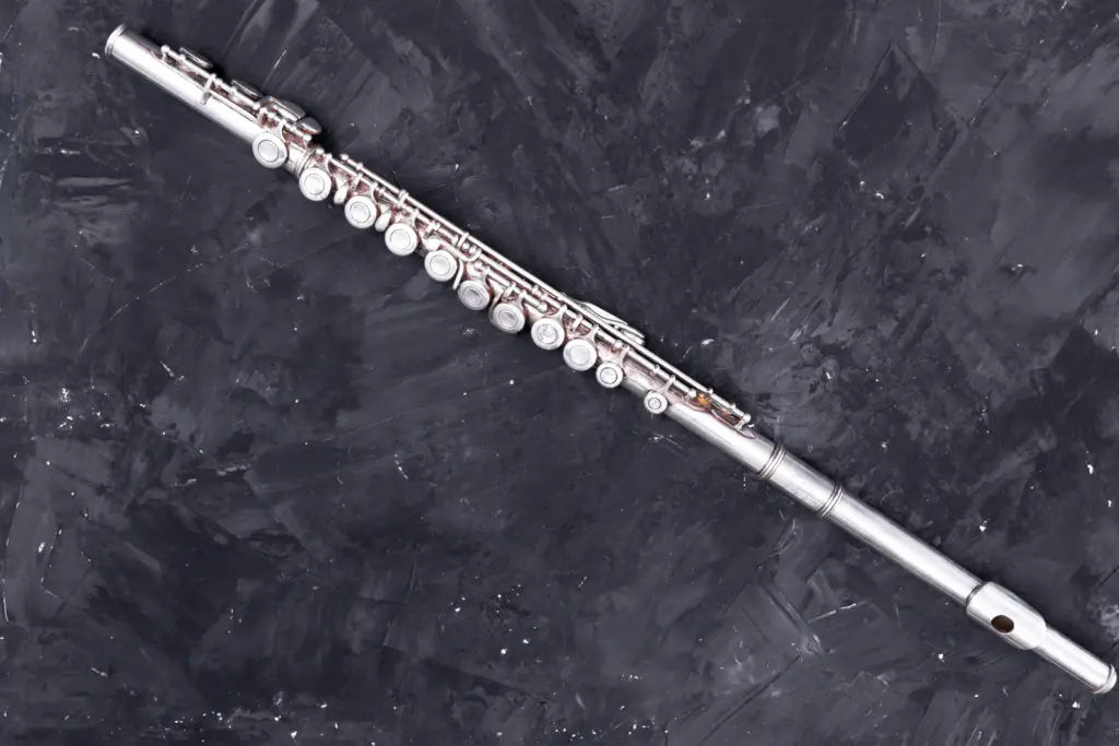 Foto på tvärflöjt på en mörk bakgrund