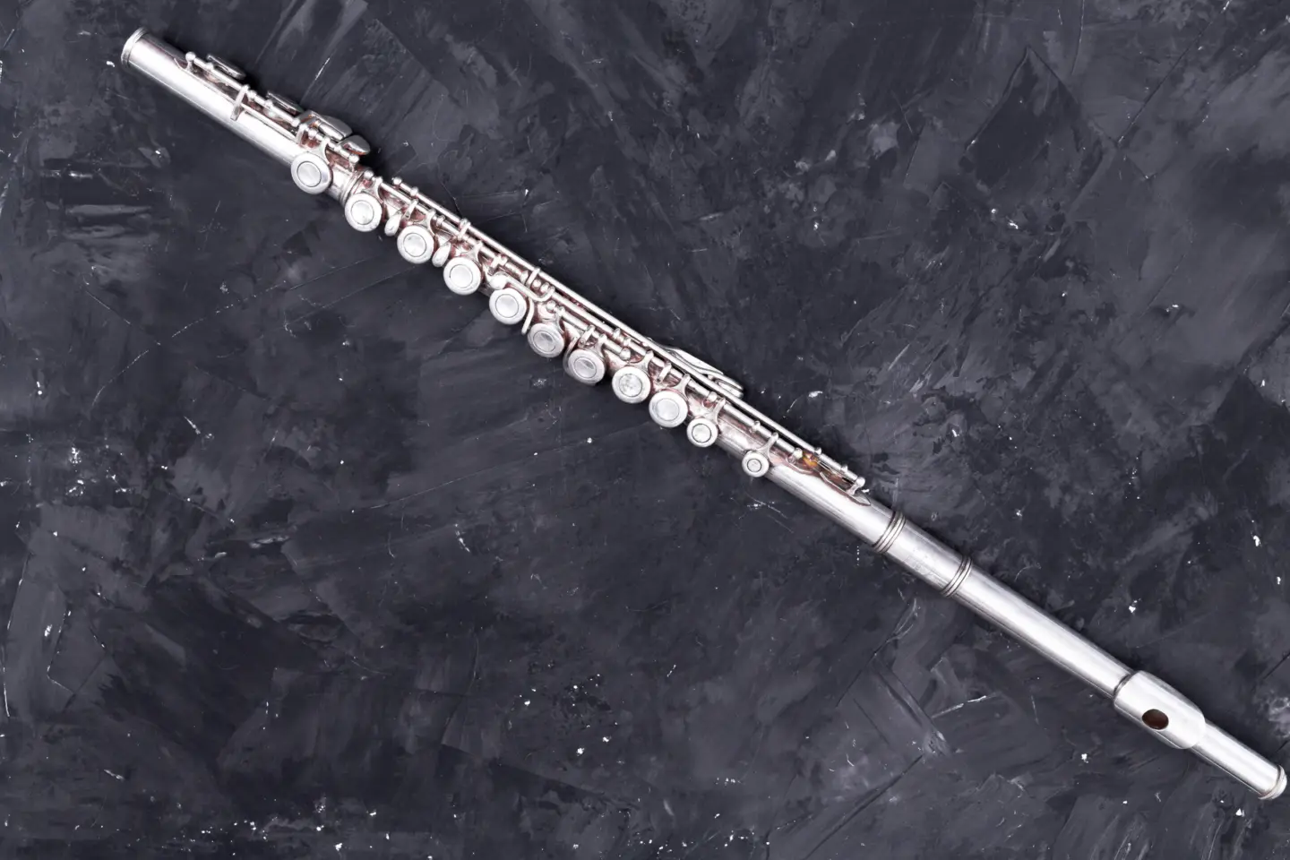 Foto på tvärflöjt på en mörk bakgrund