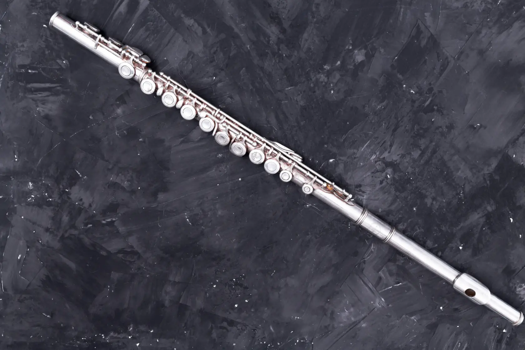 Foto på tvärflöjt på en mörk bakgrund