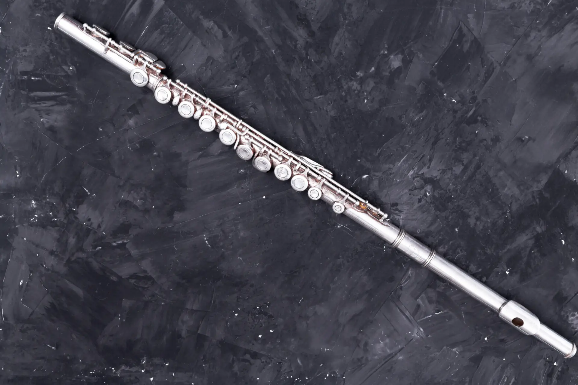 Foto på tvärflöjt på en mörk bakgrund