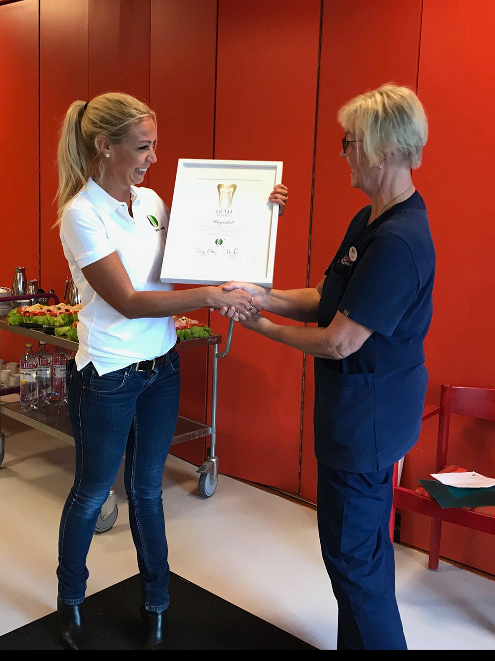 Här tar Ingrid Andersson emot avdelningen Ljusglimtens diplom