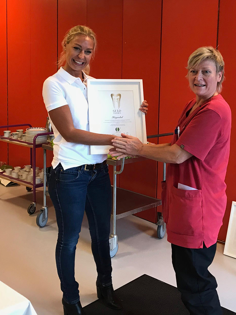 Här tar Carina Nilsson emot avdelningen Omtankens diplom