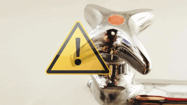 kran med varningssymbol