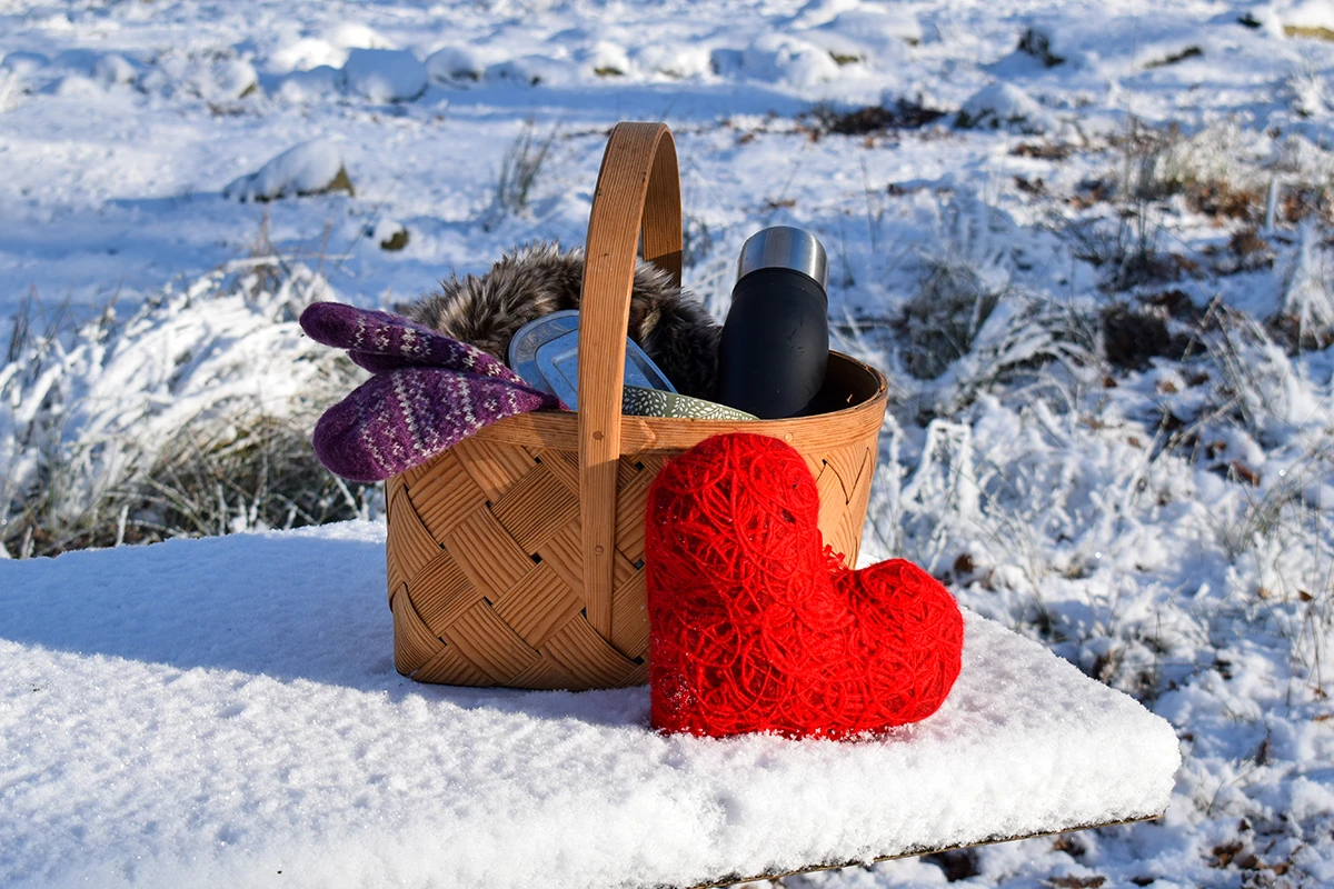 Vinter och picknickkorg med tyghjärta