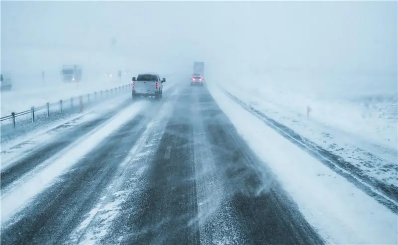 Motorväg i vinterväglag.