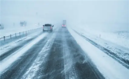 Motorväg i vinterväglag.