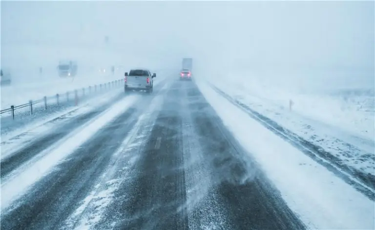 Motorväg i vinterväglag.