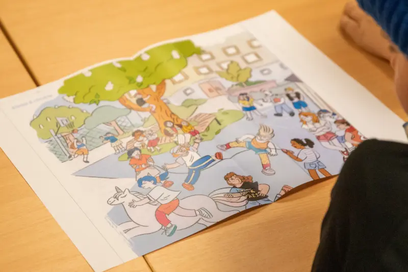 Vad händer på bilden? Hur verkar personerna må? Hur vet du det? Det och mer fick workshopens unga deltagare reflektera över.